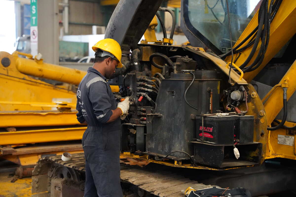 Earthmoving machine maintenance